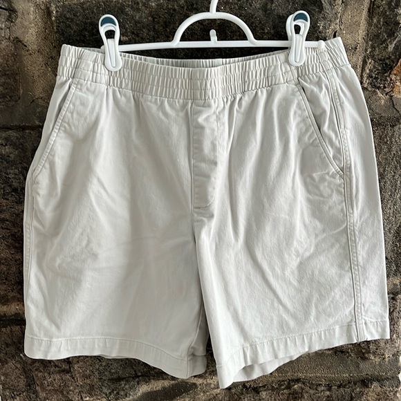 SIZE 10 LANDS END MID RISE KHAKI SHORTS. PULL -ON ELASTIC WAIST WITH 4 POCKETS - Picture 1 of 2
